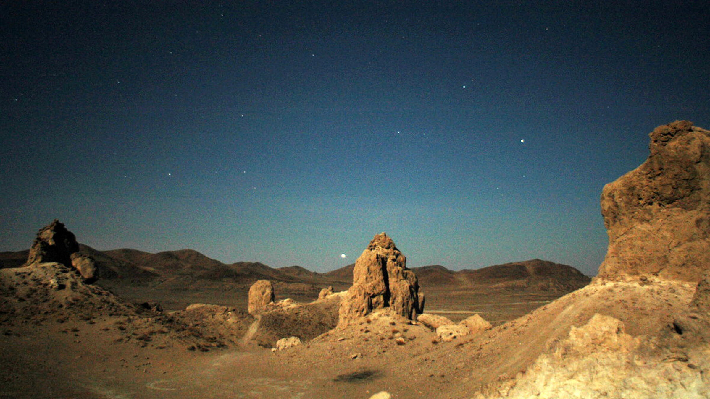 The Finder and The Moon: Real UFOs Caught on Film